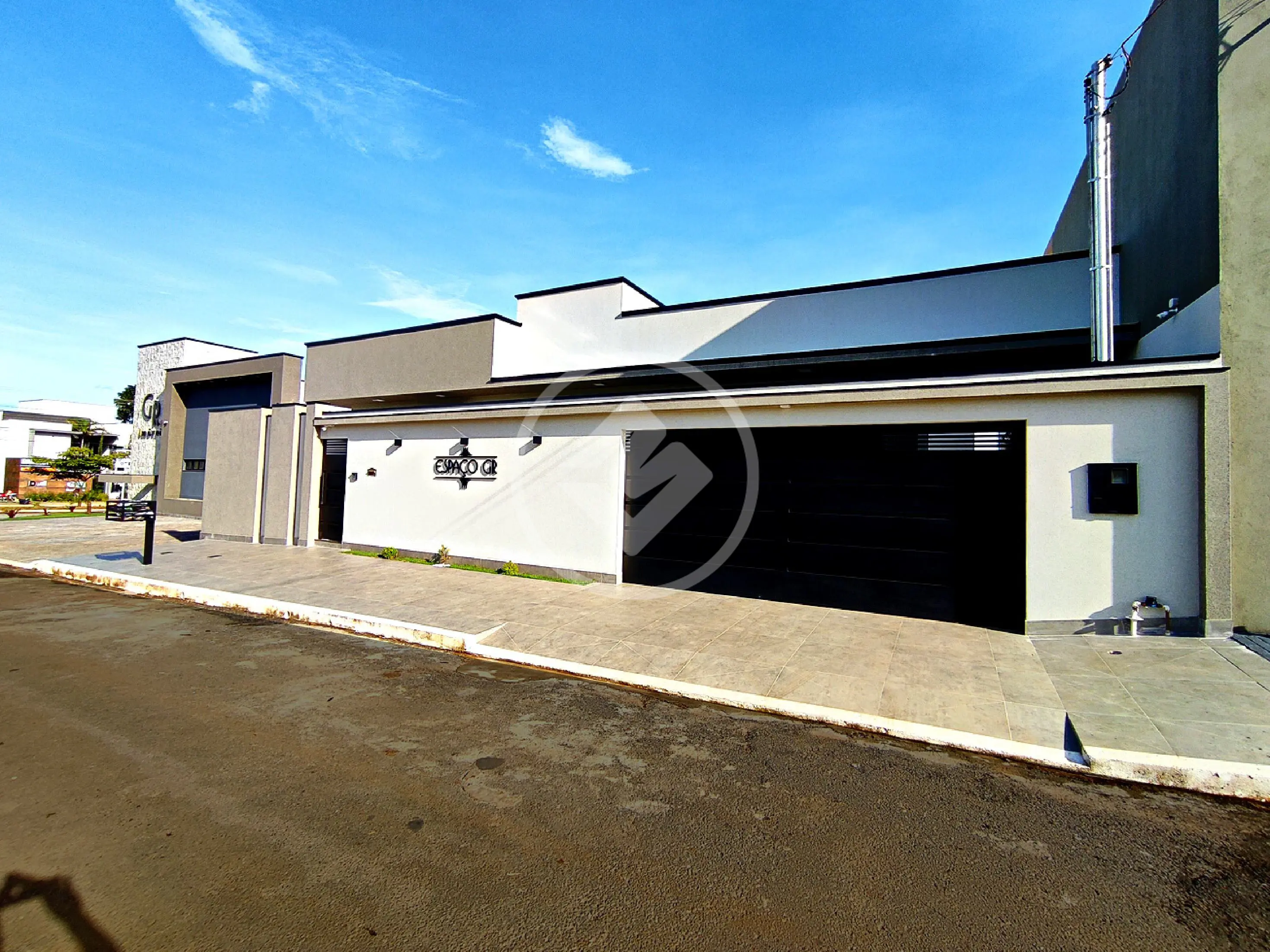 Uma casa mobiliada com 4 suites, 4 vagas de garagem com energia solar num bairro com fácil acesso para o centro de Caldas Novas! Próximo ao posto de combustivel, atacadão, parquinho.