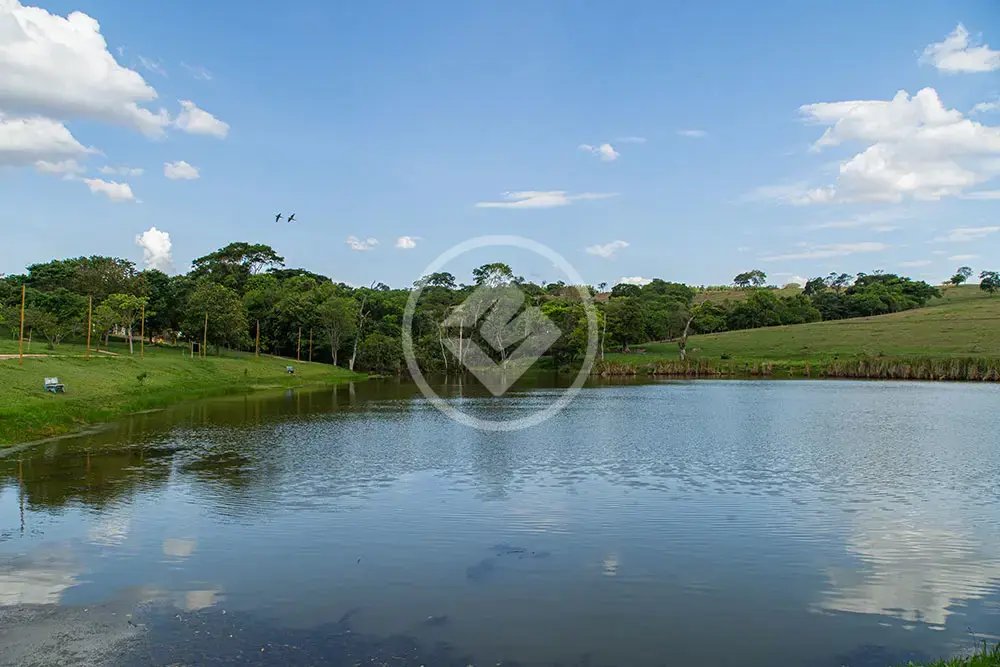 Casa em condomínio com lazer completo em meio a natureza