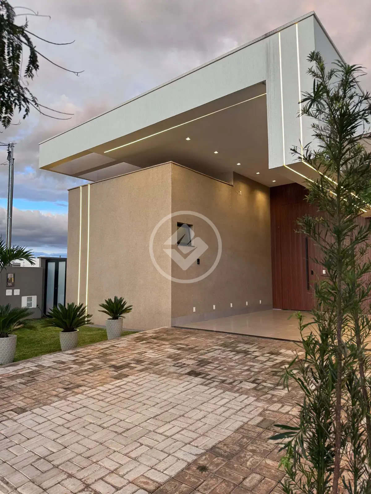 Casa Térrea Moderna Mobiliada com 3 suítes, Piscina e Energia Solar no Parqville Quaresmeira