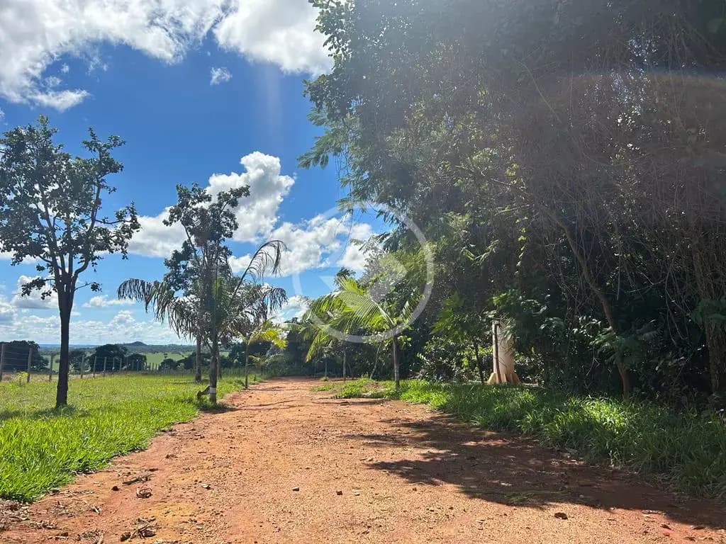 🌿 Construa seu lazer e viva com qualidade de vida! Chácara com 2 hectares (20.000 m²), localizada a apenas 40 minutos do Shopping Flamboyant. ✔ Água instalada em toda a área ✔ Caixa d’água com capacidade para 10.000 litros ✔ Energia elétrica já instalada ✔ Poço artesiano ✔ Área com plantações (jaboticaba, manga e outras frutas) ✔ Terreno pronto para construir 🌿 Ideal para quem deseja construir um espaço de conforto, lazer e tranquilidade, em meio à natureza, com a praticidade de estar próximo à cidade. Perfeita para moradia, descanso ou investimento. 🚨💰 Valor: R$ 390.000,00