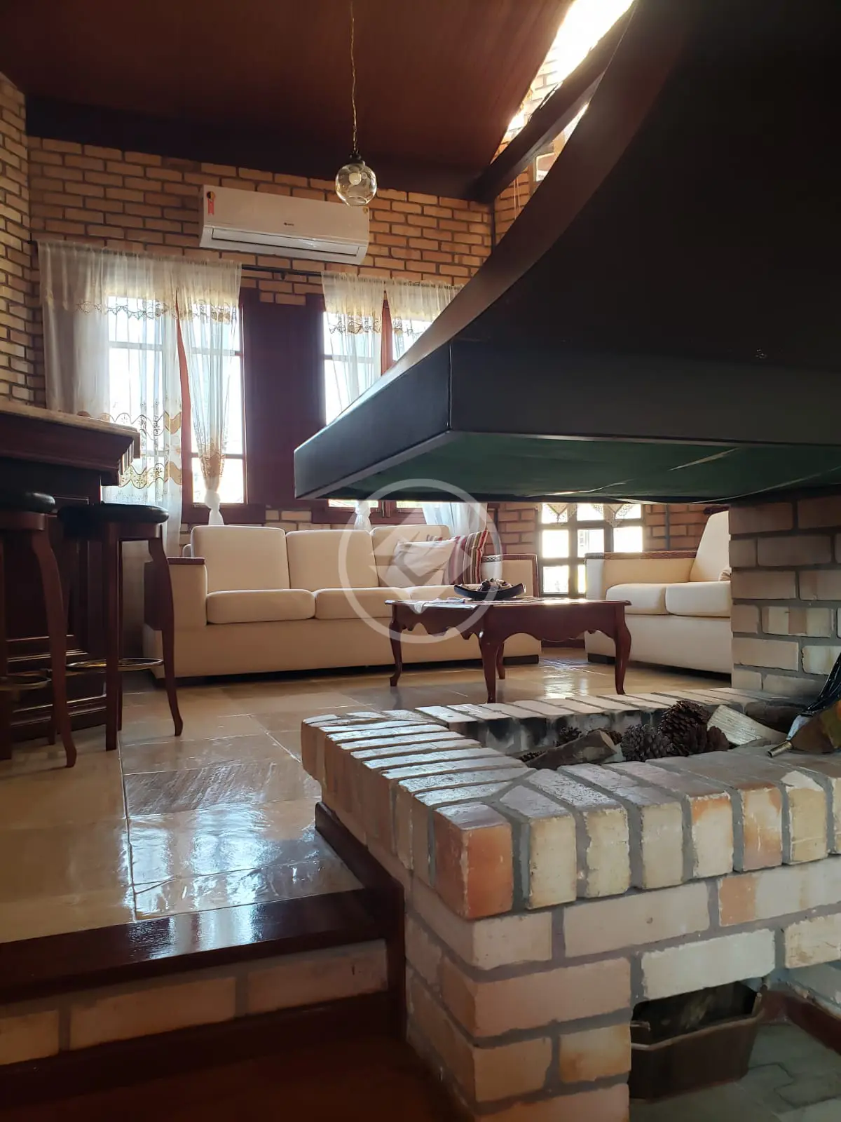 Linda casa rústica com 4 dormitórios em ótima localização