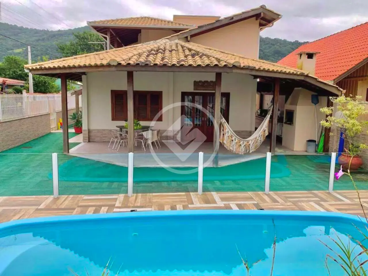 Casa a poucos metros da praia da Armação
