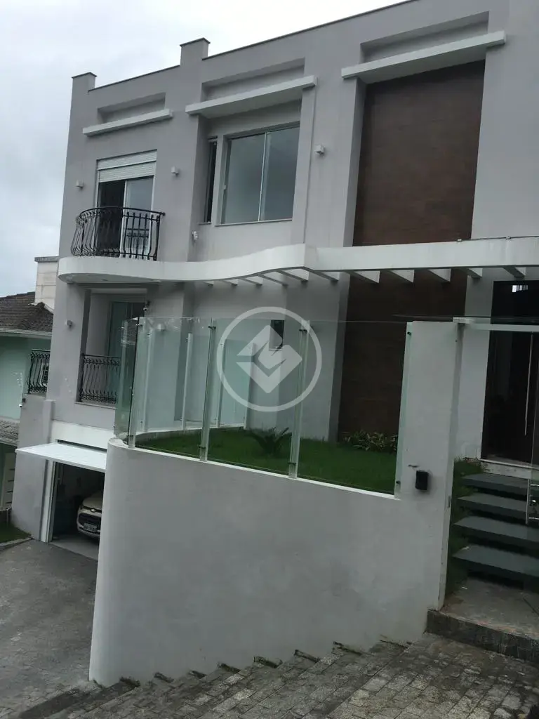 Residência composta por 3 dormitórios e 3 banheiros, oferecendo conforto, praticidade e excelente distribuição dos ambientes.