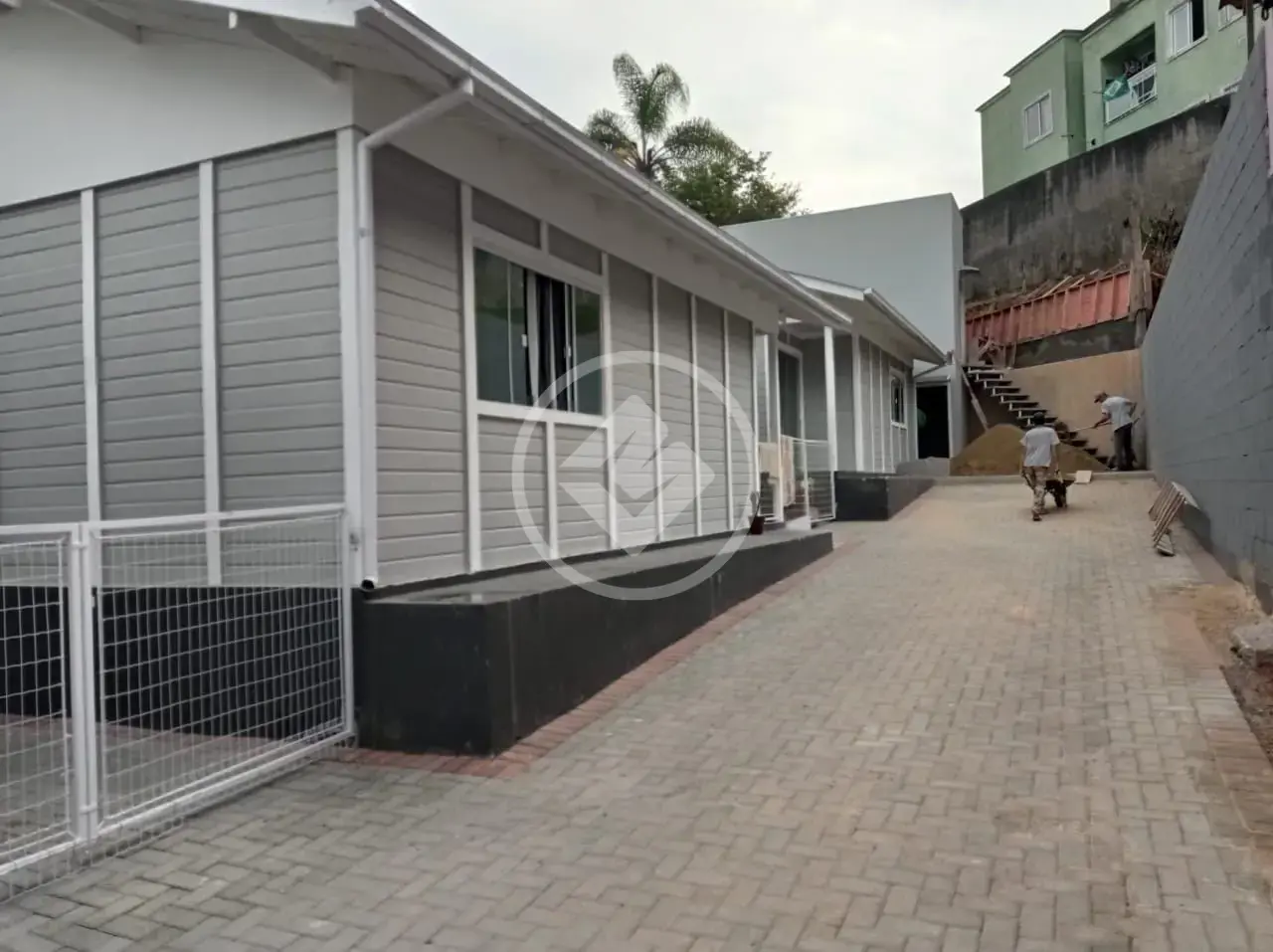 Terreno com 3 casas e 2 kitnets