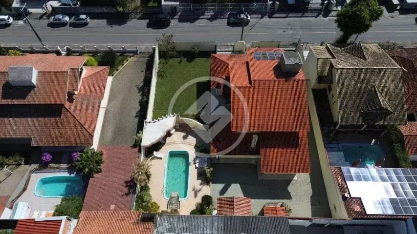 Casa Espetacular com 4 Suítes, Piscina e Amplo Quintal