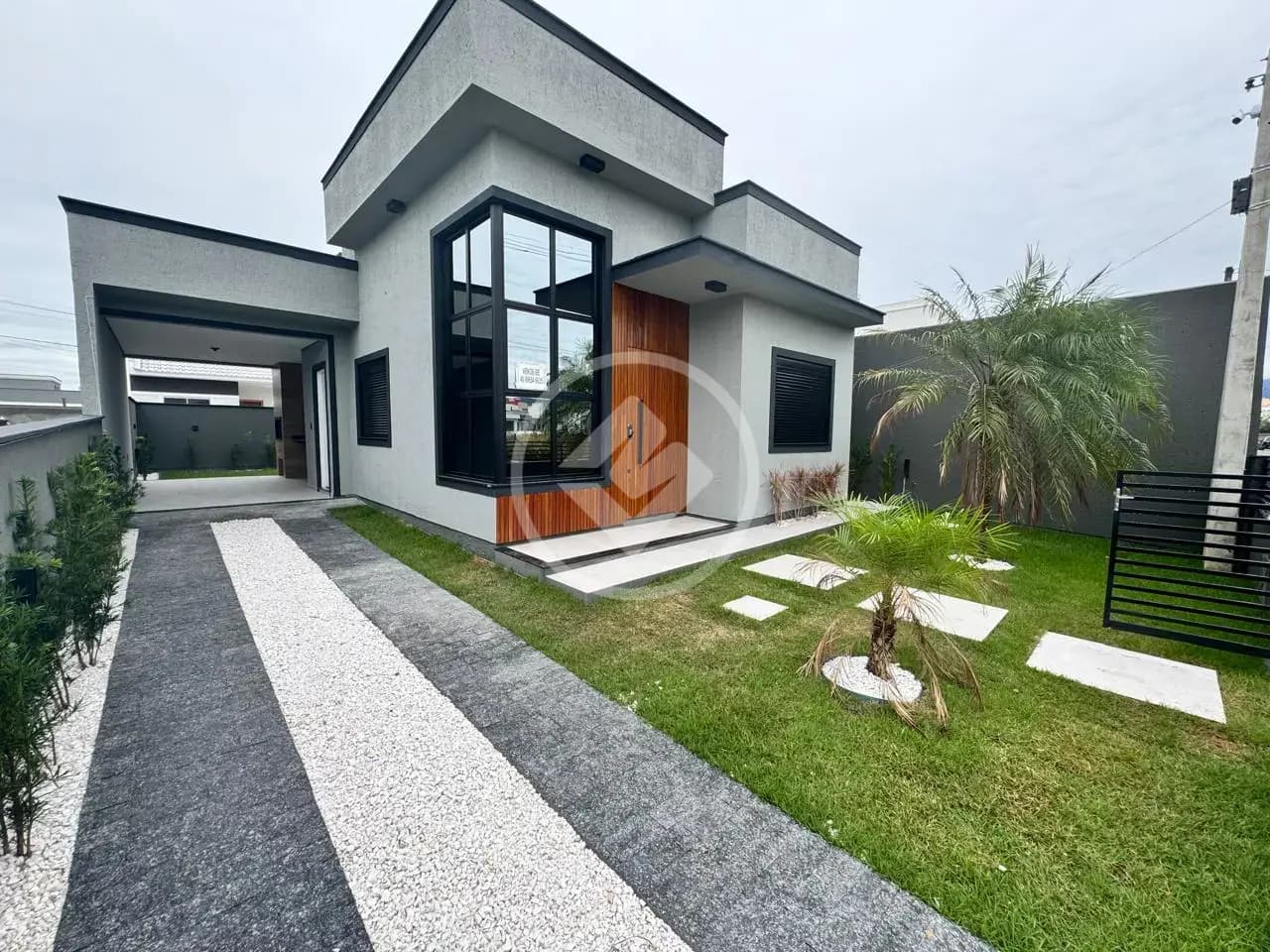 Casa alto padrão no Bairro Bela Vista em Palhoça/SC, com 3 dormitórios, 1 suíte e 2 vagas de garagem.