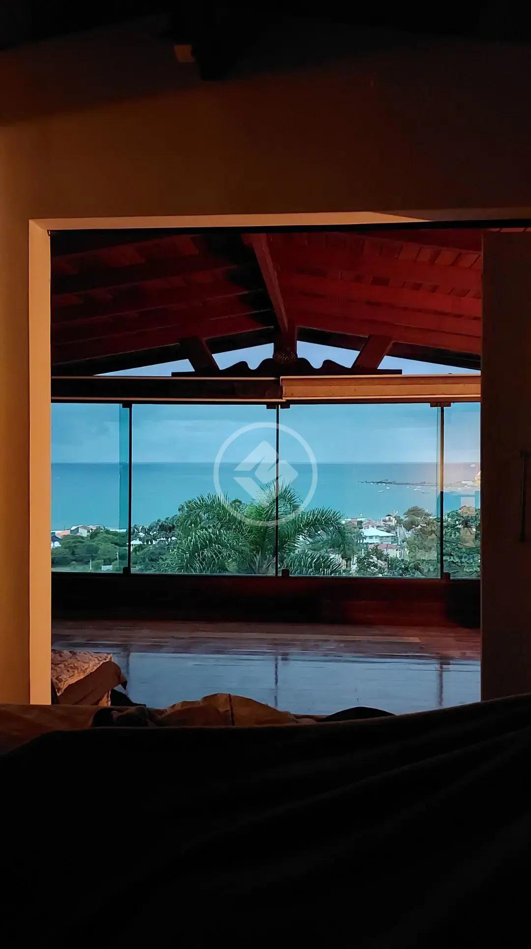 Casa com Vista Mar na Armação – Natureza, Privacidade e Amplo Terreno em Florianópolis