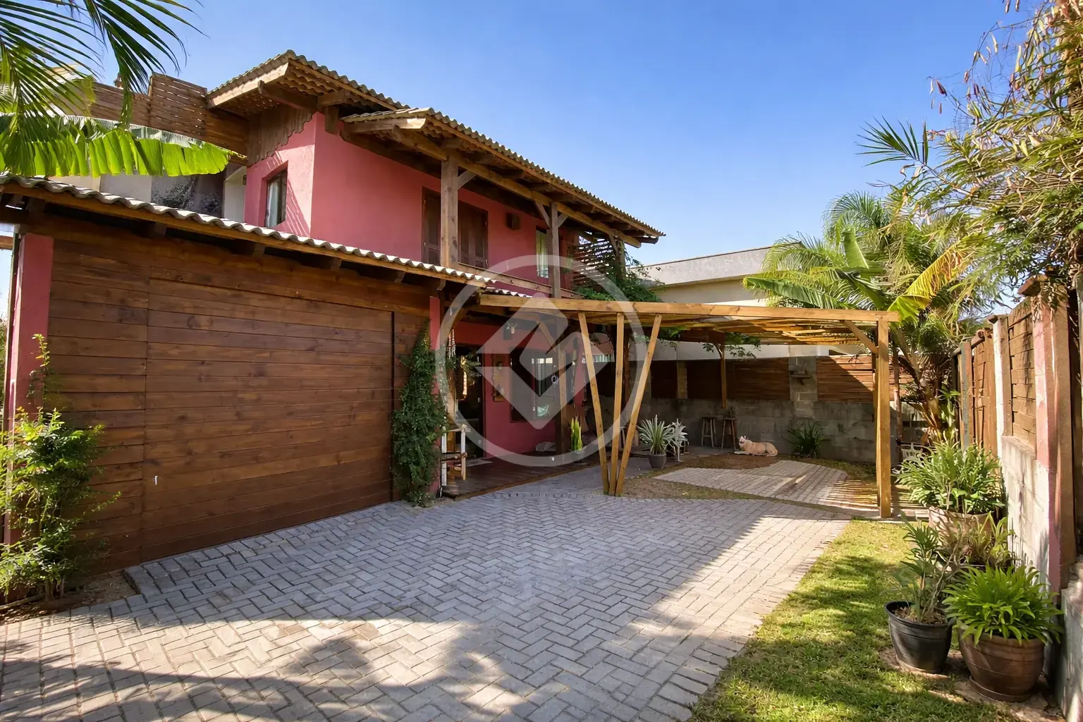 Casa semimobiliada de 170 m² com 2 quartos, suíte, jacuzzi e garagem no Rio Tavares