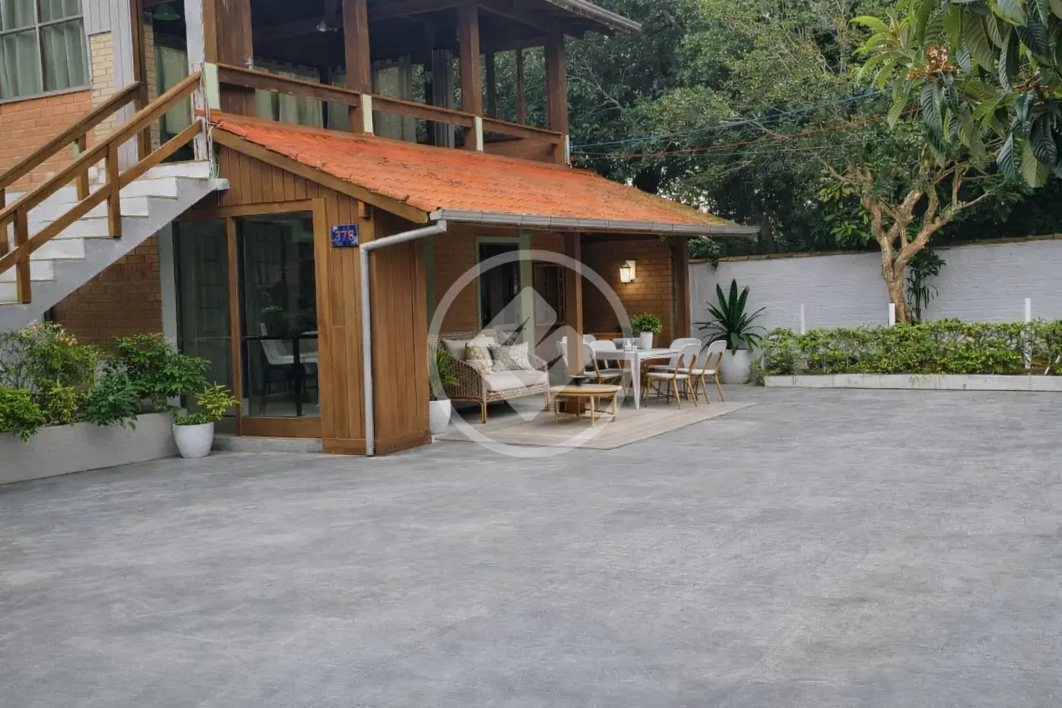 Casa com amplo terreno a 250 metros do mar