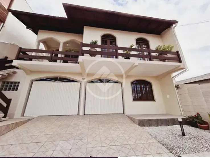 Casa de 3 quartos com mega espaço, conforto e excelente localização na Coloninha