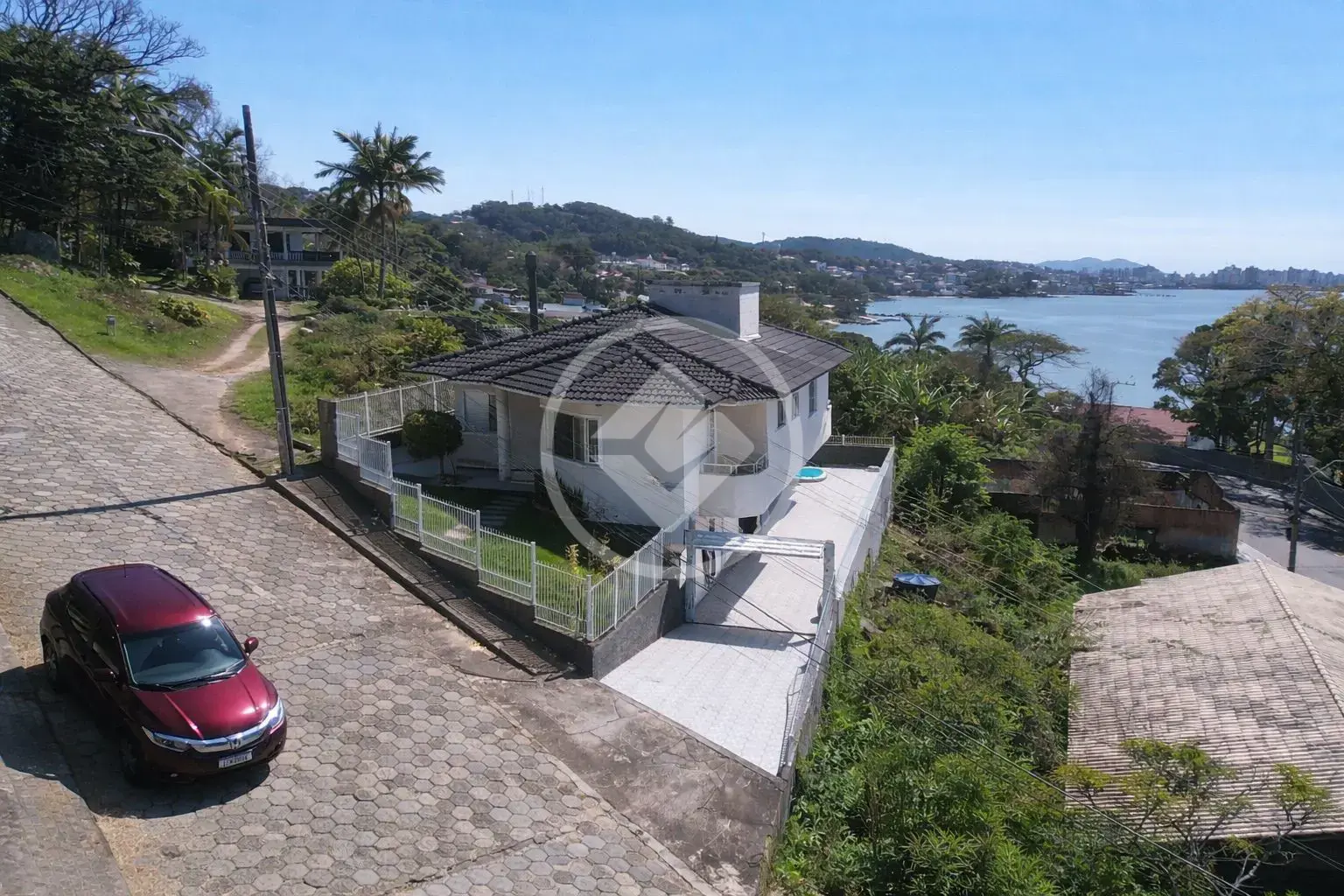 CASA COM VISTA CINEMATOGRÁFICA PARA O MAR E PISCINA