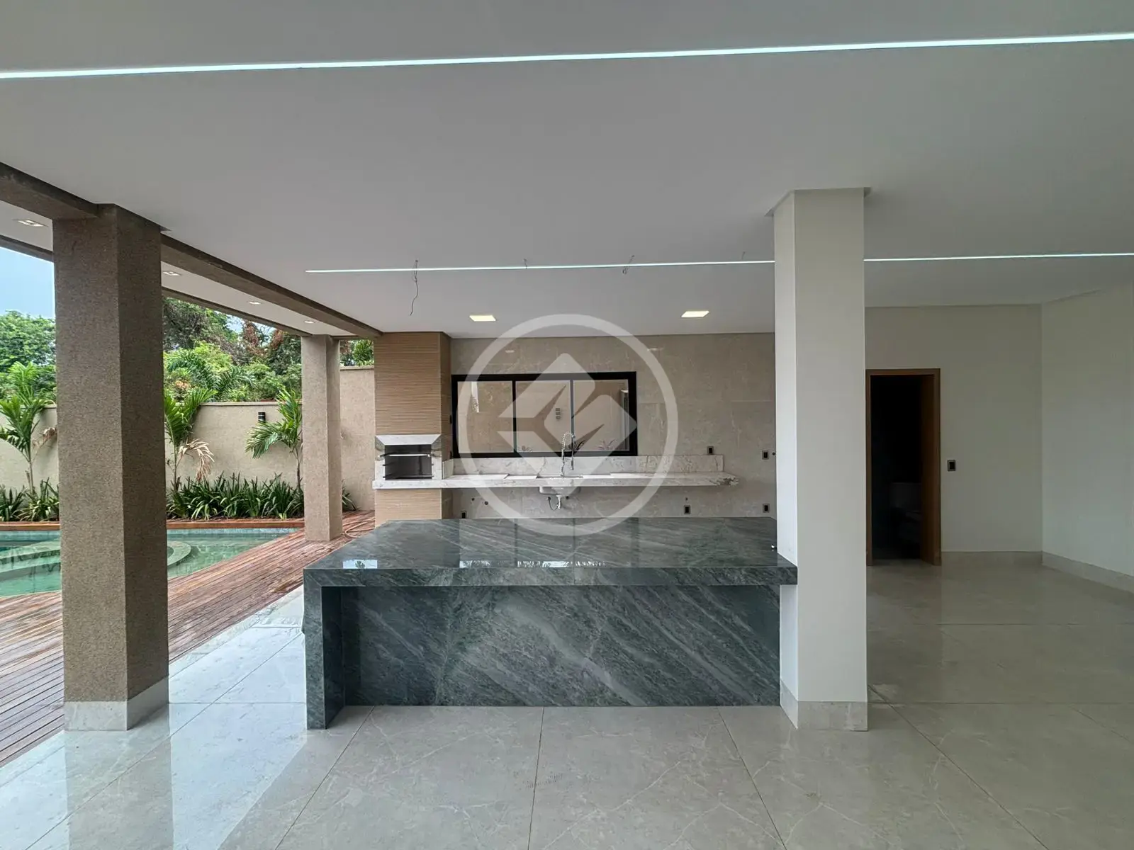 TRIPLEX COM 5 SUÍTES A VENDA NO COMDOMINIO DO LAGO COM FUNDO PARA A MATA! ELEVADOR PANORÂMICO NOS 3 ANDAR