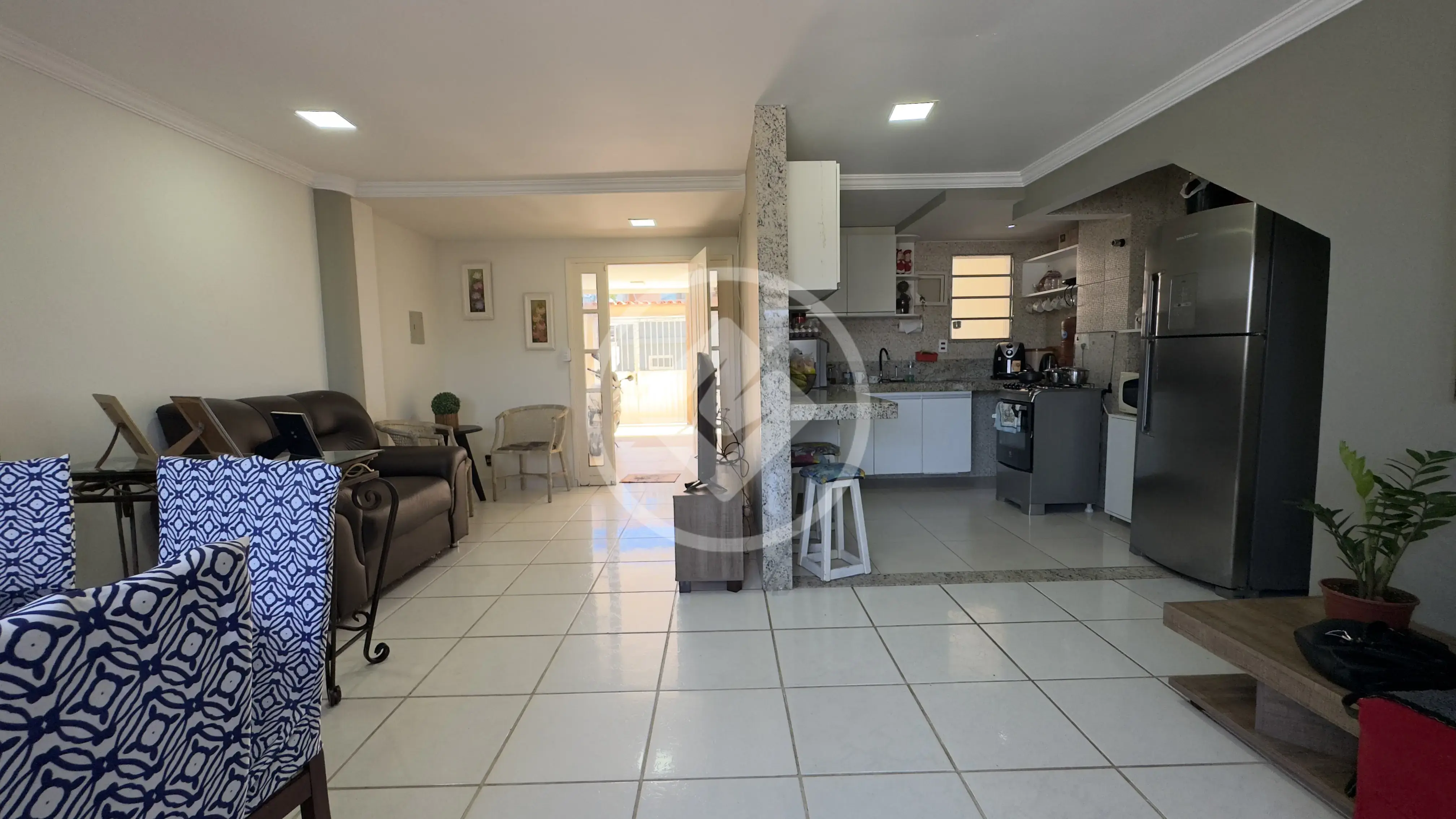 Casa Triplex no bairro São Judas Tadeu, com duas garagens.