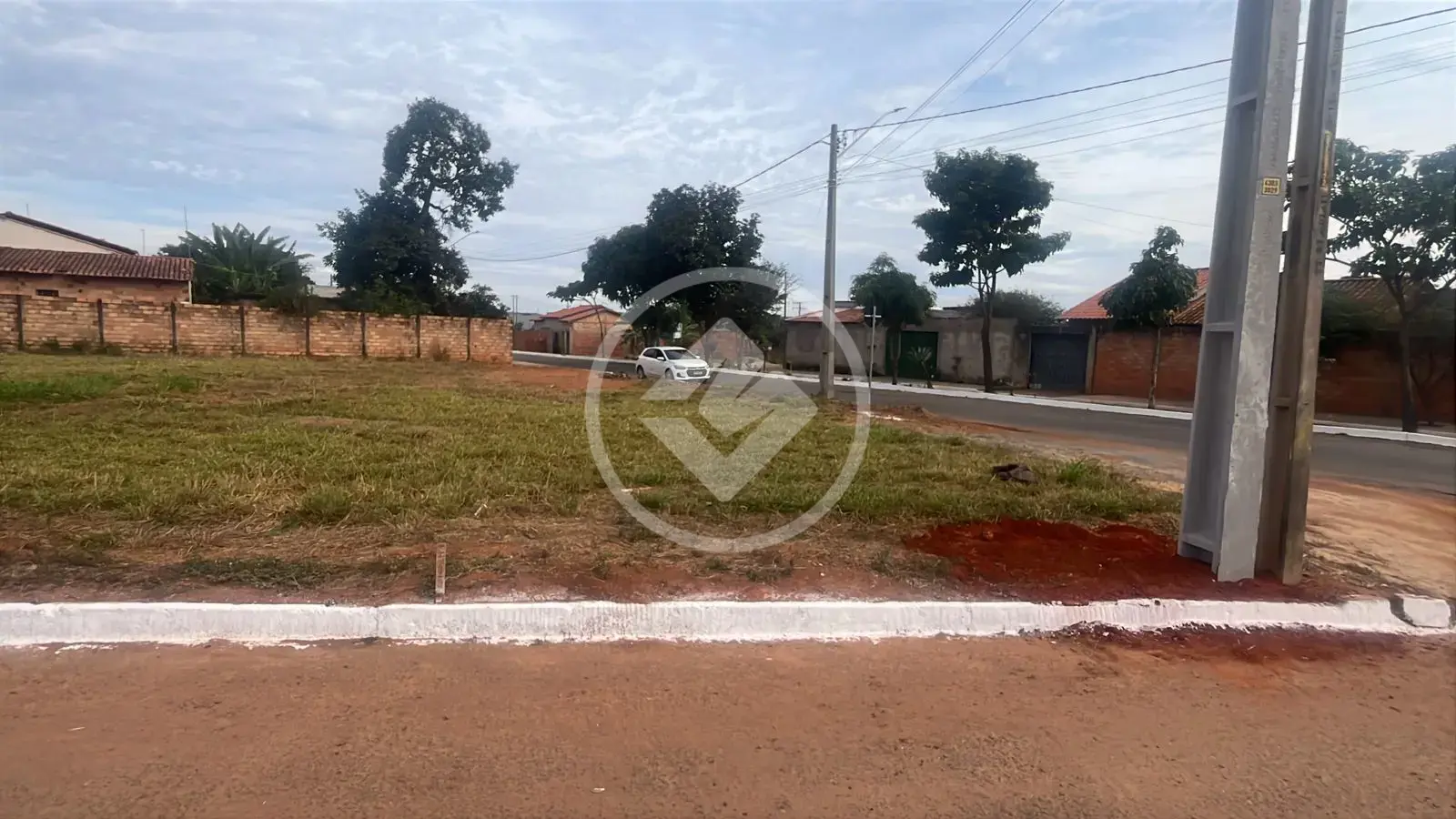 Lote de Esquina com 360 m² à Venda no Setor Santa Bárbara em Hidrolândia-GO
