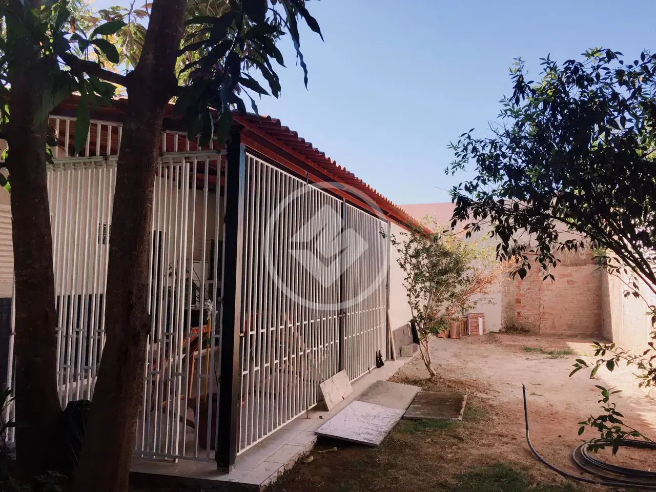 Oportunidade Única- CASA + KITNET+ SALA COMERCIAL