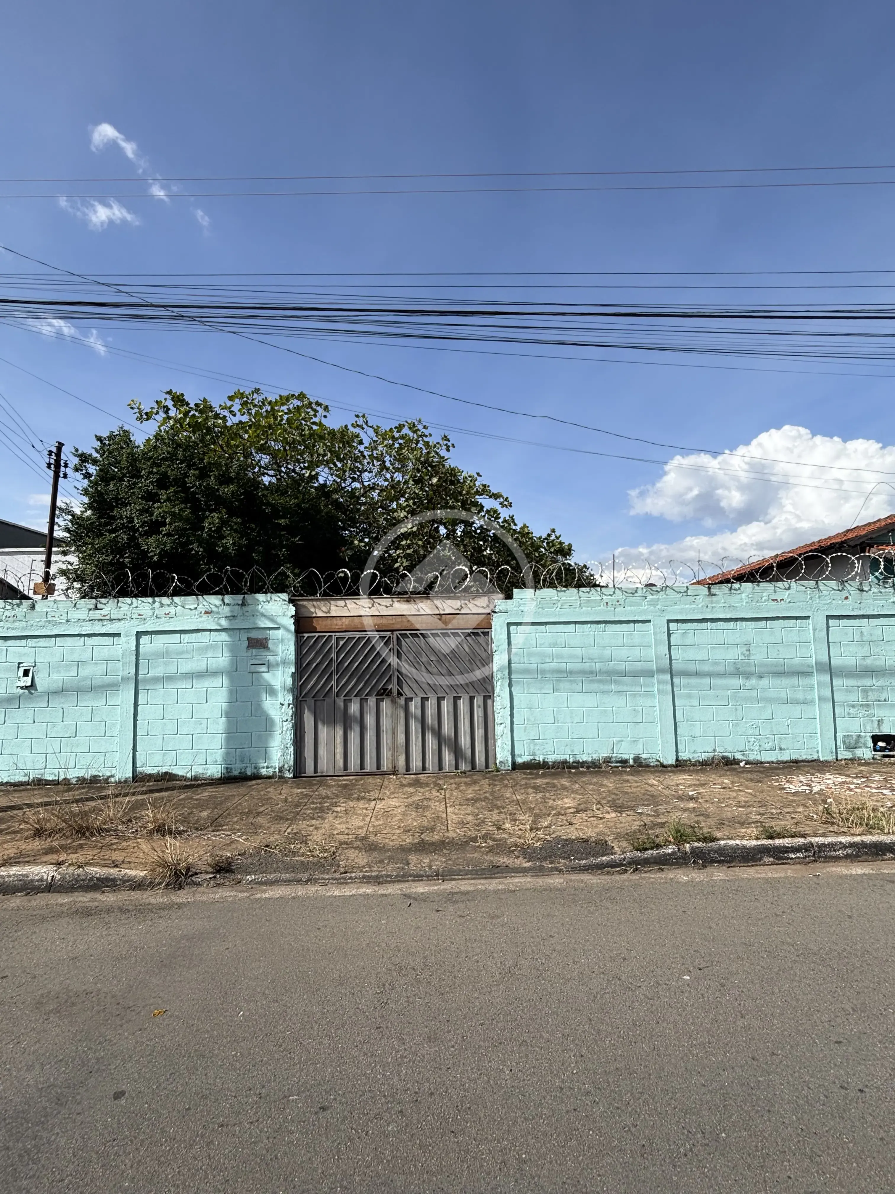 Terreno amplo com barracão centro de Aparecida, GO.