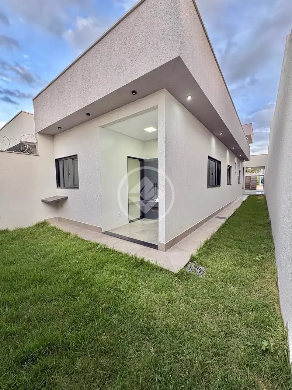 CASA COM ACABAMENTO EM QUARTZO NO BAIRRO INDEPENDÊNCIA