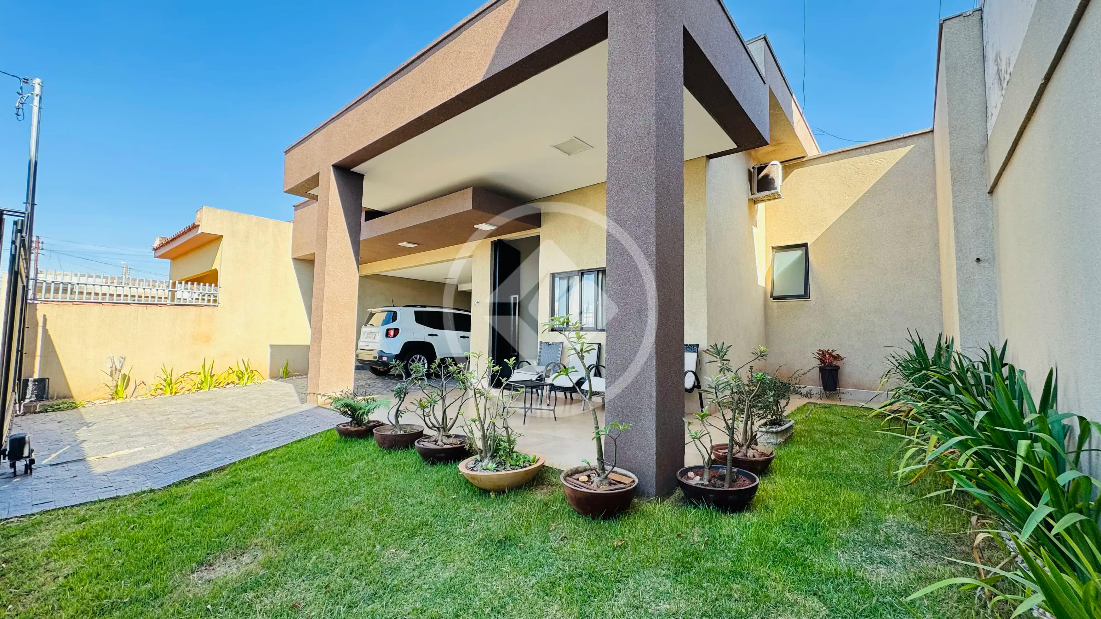 Casa de Alto Padrão com 5 Suítes, Piscina Aquecida e Energia Solar