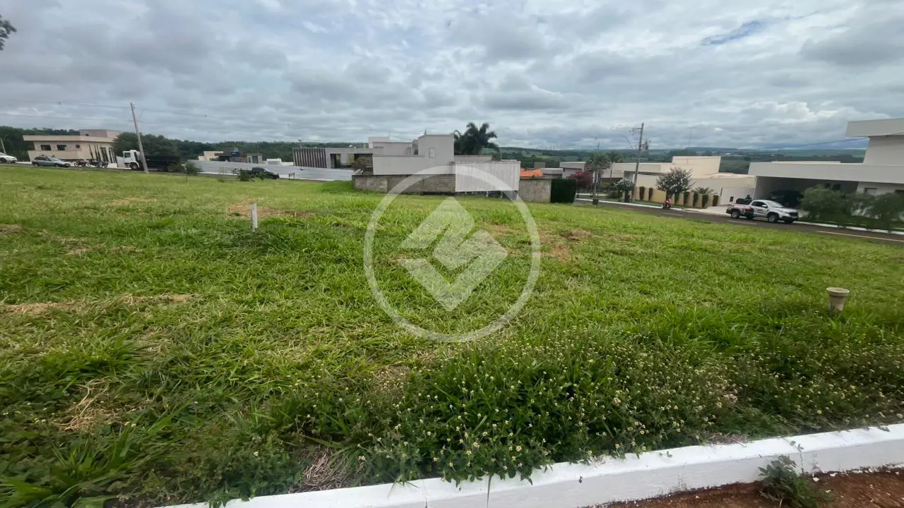 À VENDA: TERRENO de 364 m2, situado no prestigiado Residencial Terras de Toscana, em Jataí.
