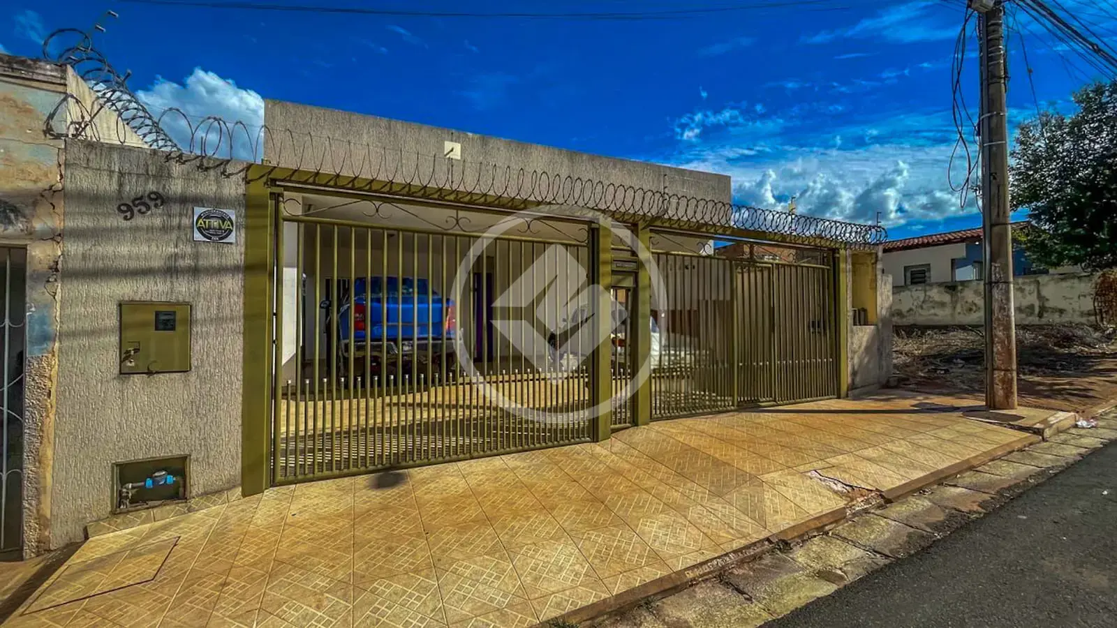 🏡 Venda imperdível! Uma elegante casa de 176,78m² de área construída situada no centro de Jataí.