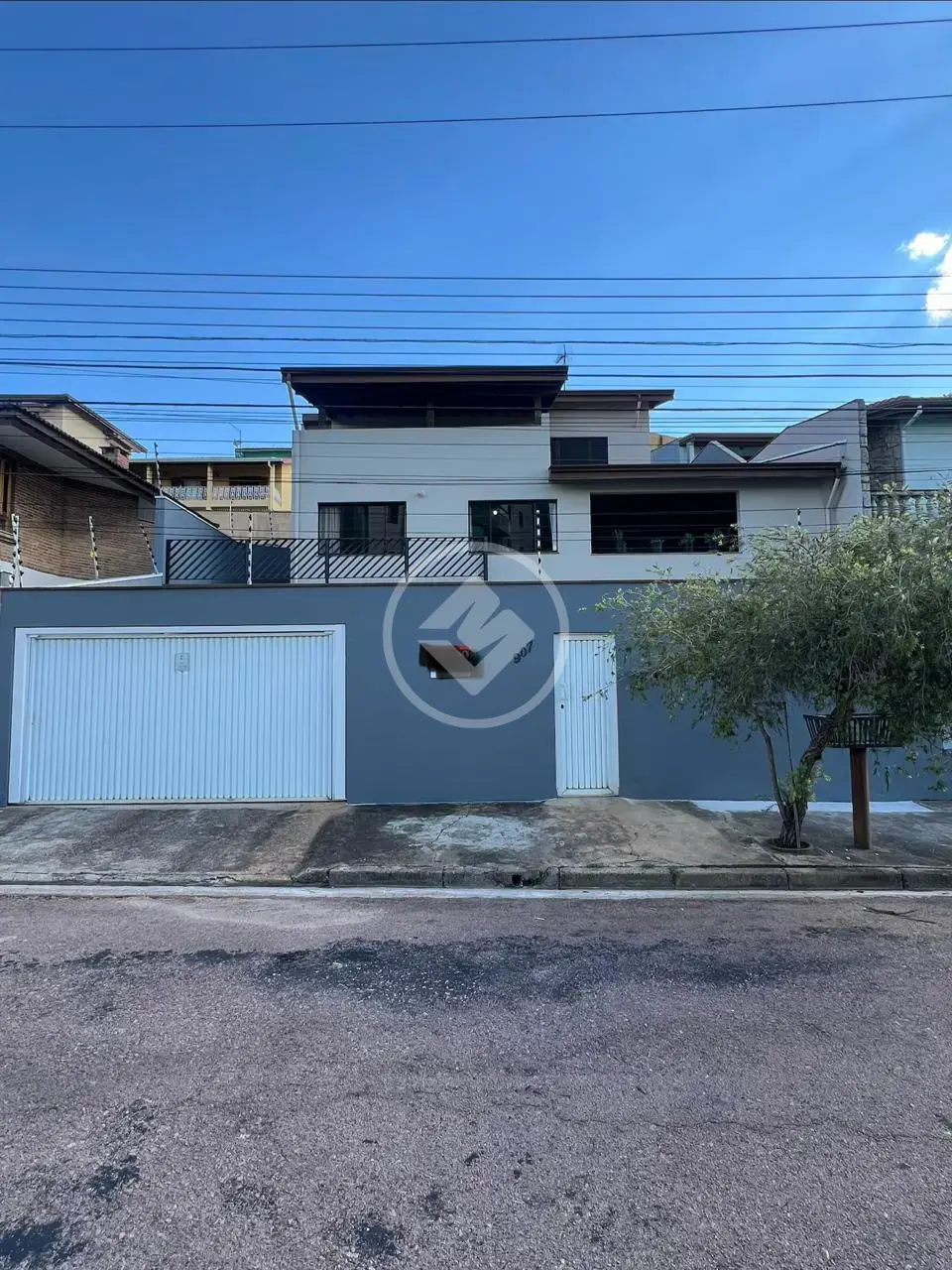 Casa com 3 suítes, edícula e garagem para até 4 carros localizada no Jd. Paulista