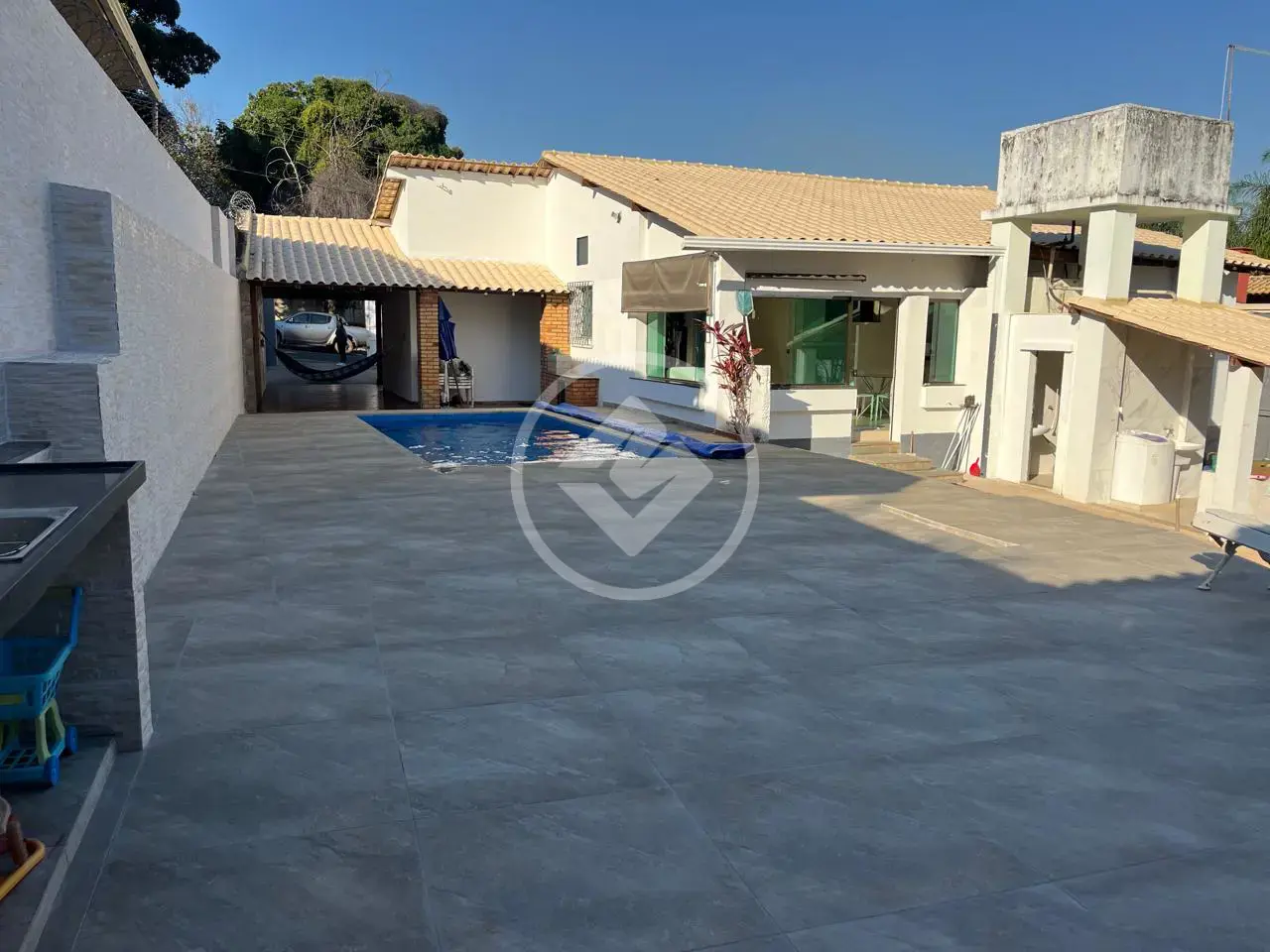 CASA PLANA, COM 05 QUARTOS, SUITE, PISCINA, POMAR, CASA DE BONECAS HÁ 100M DA LAGOA.
