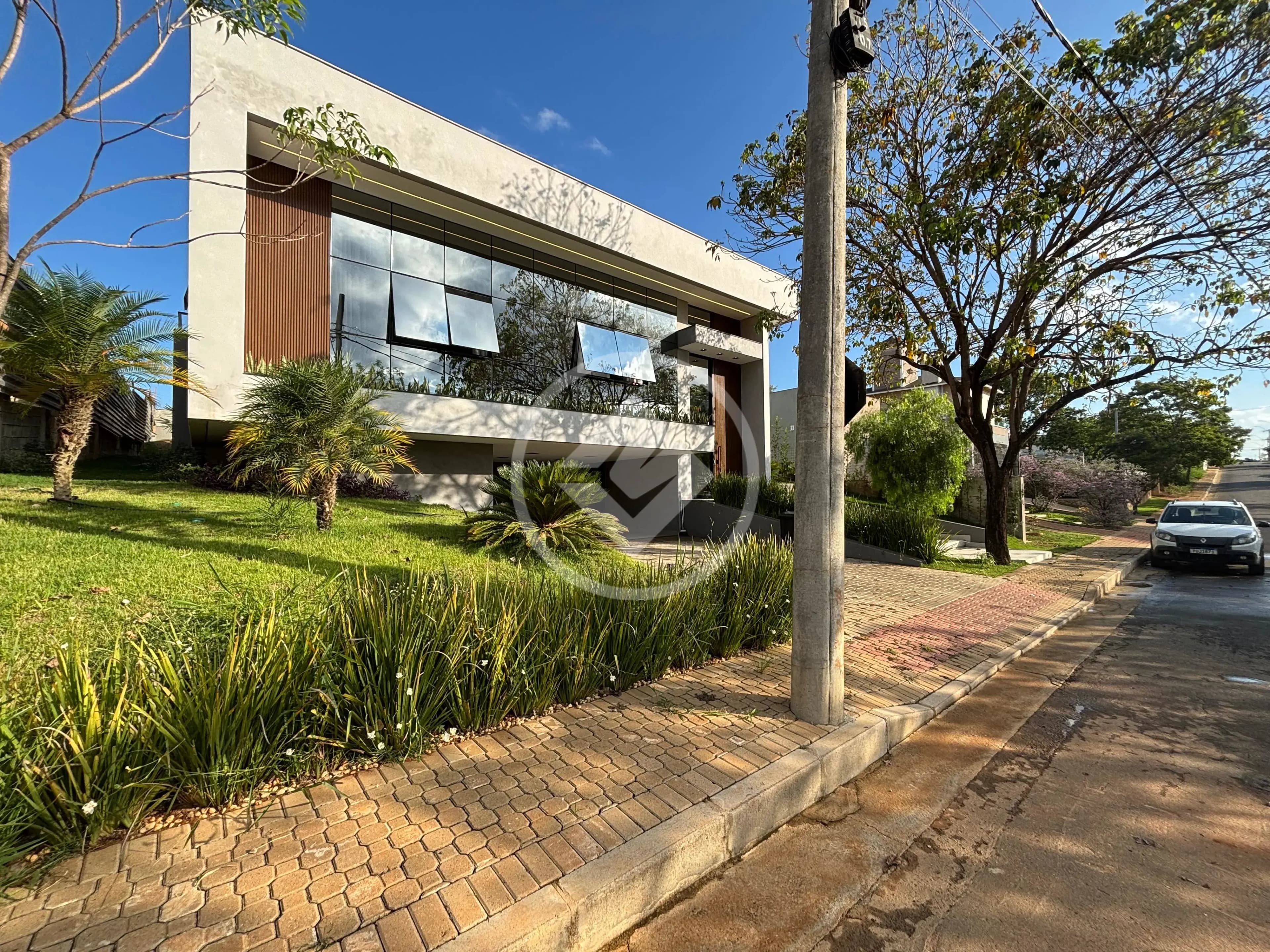 CASA EM CONDOMINIO DE 05 SUITES, GARAGEM PARA 04 CARROS, SALA DE CINEMA, CAMPO DE FUTEBOL, HOME OFFICE, E MUITA AMPLITUDE EM SEUS COMODOS.