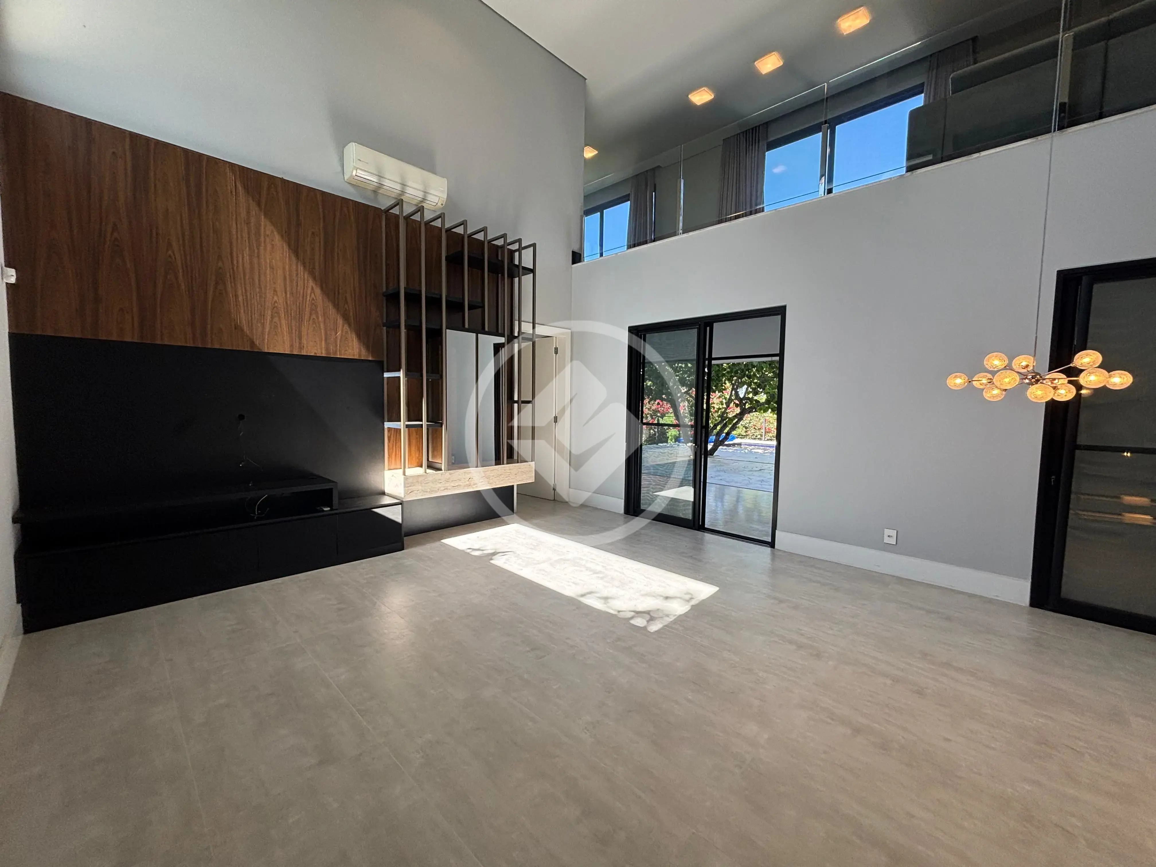 🏡 CASA NO JARDINS DA LAGOA — ALTO PADRÃO EM LAGOA SANTA Apresento uma residência excepcional no prestigiado Condomínio Jardins da Lagoa, localizada em uma área nobre e extremamente valorizada da cidade. Com 1.151,38 m² de área total, esta casa foi projetada para entregar sofisticação, amplitude e bem-estar em cada detalhe. ✨ Diferenciais do imóvel: * 4 suítes amplas, com closets planejados * 8 vagas — ideal para quem valoriza espaço e praticidade * Ambientes integrados: sala de jantar, copa e cozinha com armários * Lavabo, despensa e circulação interna inteligente * Varanda espaçosa e quintal com paisagismo * Piscina privativa, perfeita para lazer e convivência * Portão eletrônico, via pavimentada e rede de esgoto * Condomínio fechado com segurança, privacidade e conveniência 🌳 Um refúgio de conforto e tranquilidade, com espaços amplos que proporcionam vida ao ar livre e muito requinte. 📞 Agende uma visita e encante-se pessoalmente com cada detalhe. Uma oportunidade rara em um dos condomínios mais desejados de Lagoa Santa