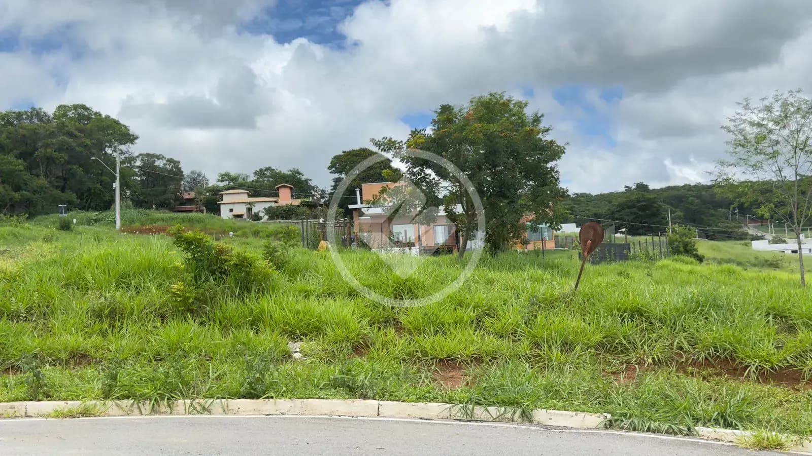 LOTE 1000 M2 NO CONDOMINIO ESTANCIA DA MATA LOCALIZADO EM MATOZINHOS EM MINAS GERAIS, OFERECENDO GRANDES E BOA INFRAESTRUTURA,.
