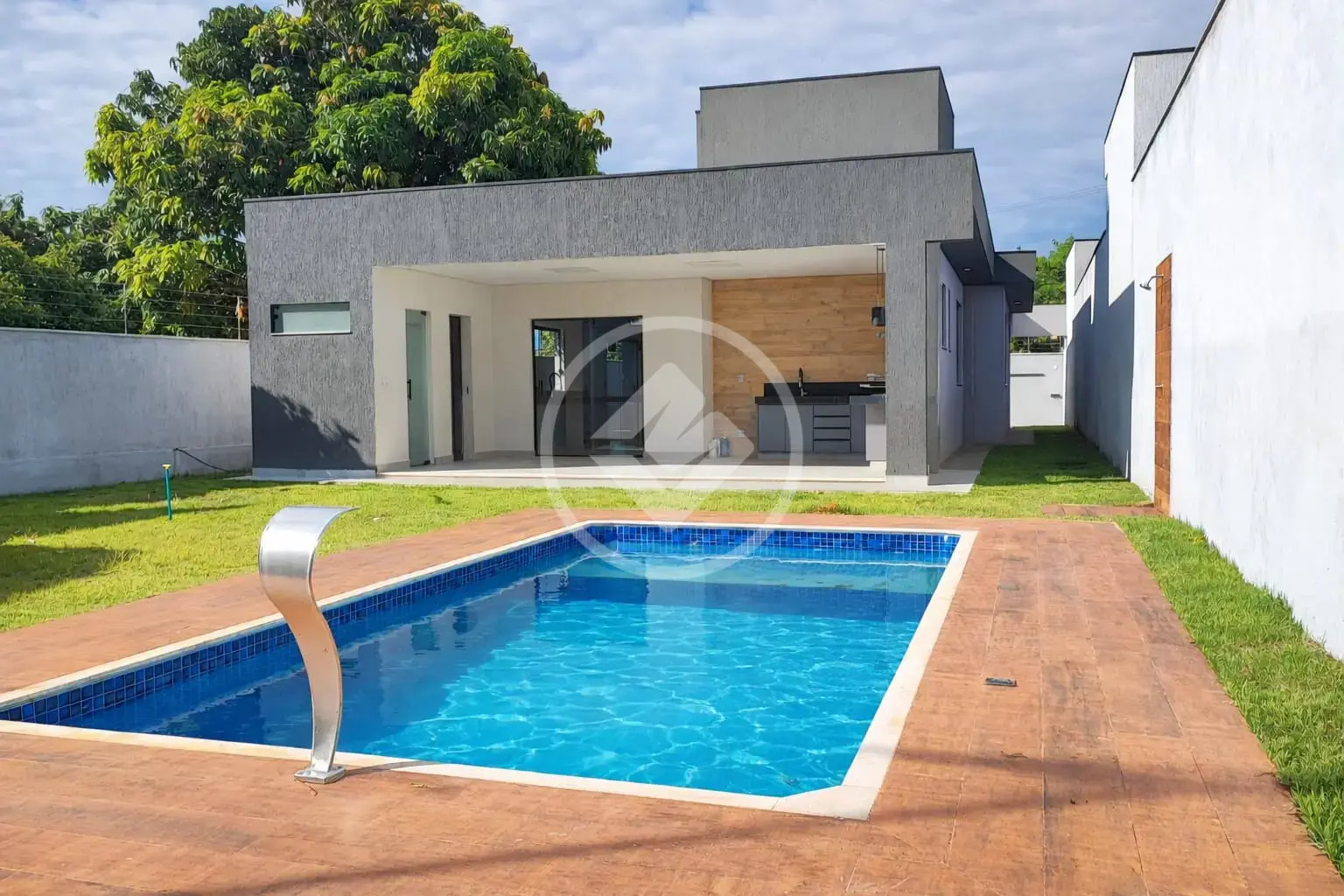 Casa à venda em Lagoa Santa, no bairro Novo Santos Dumont. Com 500 m² de área, 3 quartos (1 suíte) e 4 vagas, oferece conforto e lazer para a família.