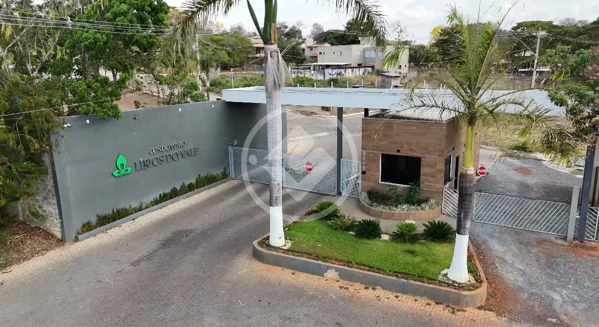 Lote plano a venda no Condomínio Lírio dos Vales de 405 m2 em Vespasiano, excelente oportunidade para construir ou investir ! Um condomínio fechado que oferece segurança, tranquilidade e qualidade de vida para você e sua família, portaria 24 horas e apenas 3 minutos do novo Shopping de Lagoa Santa