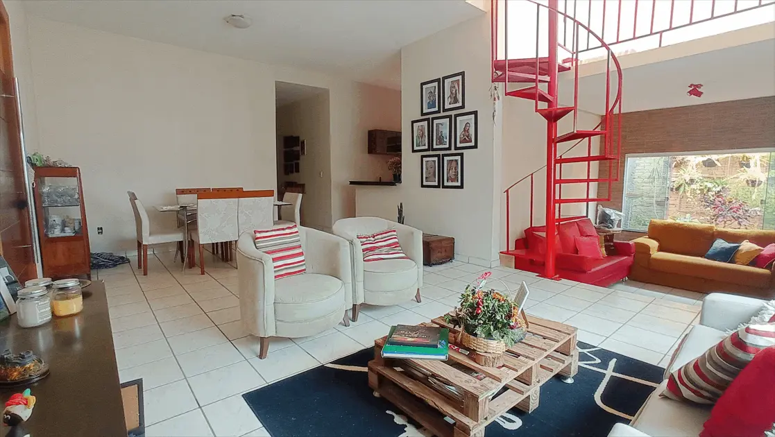 REF: Office629 Casa de esquina com 4 quartos. Área total de 440m² com 250m² de área construída. Gentil Meireles - Goiânia-GO.