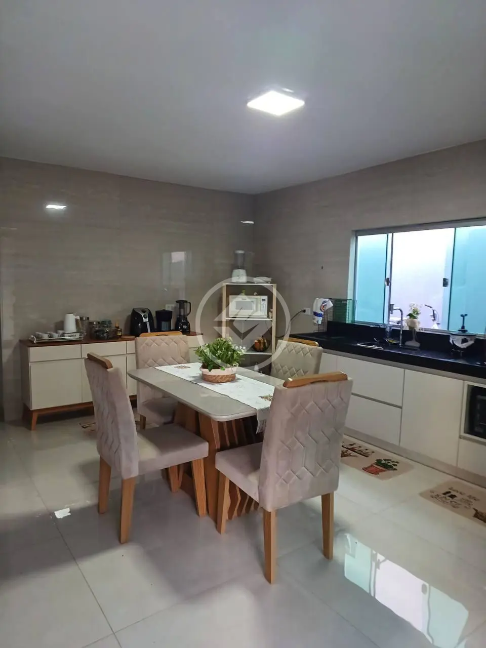 REF: OFFICE2715 Casa no Garavelo, sendo 3 quartos com 237,95m² em Aparecida de Goiânia-GO