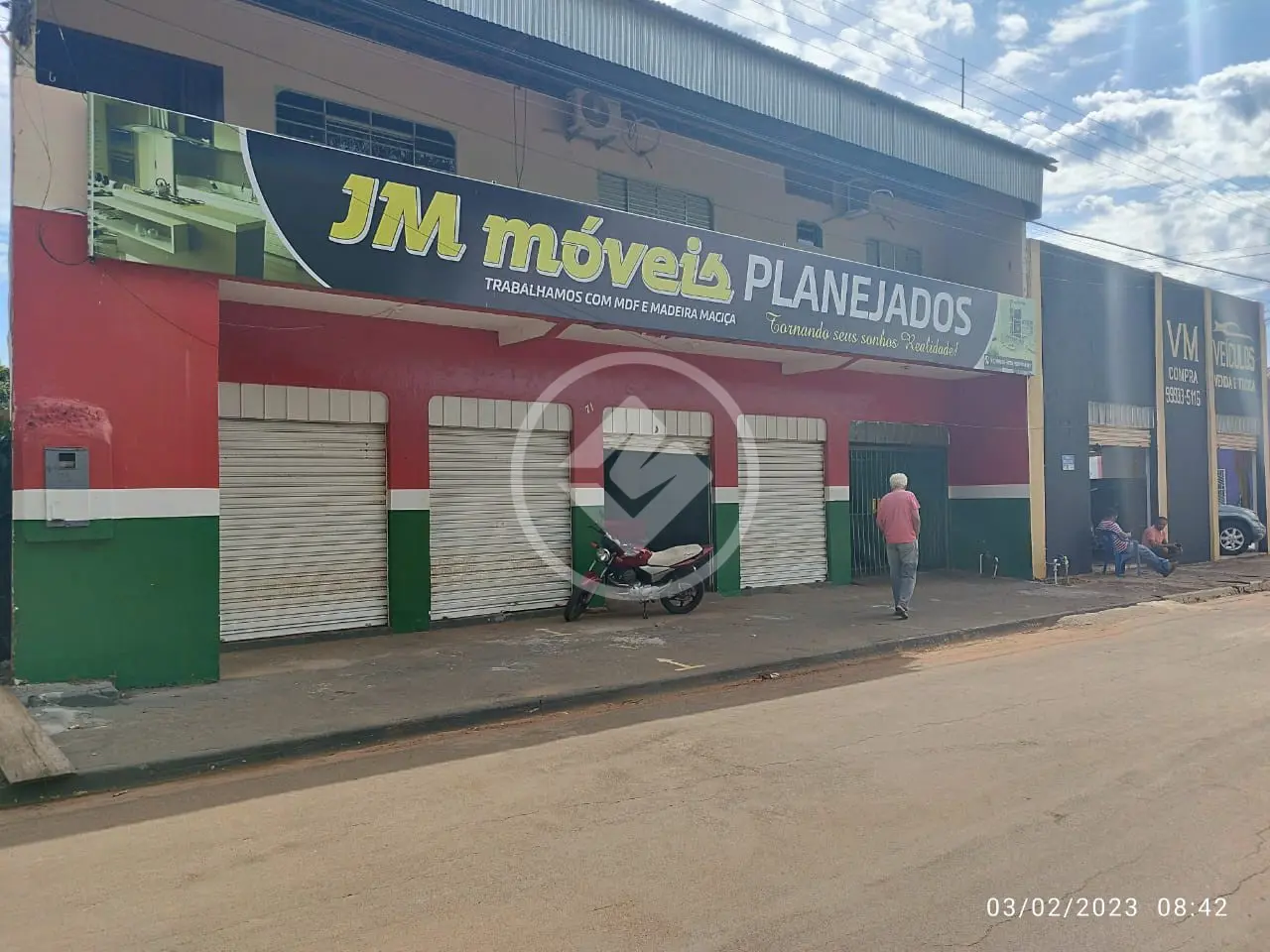 SALÃO COMERCIAL NA PRAÇA DA CAVALHADA COM KITNET NO FUNDO