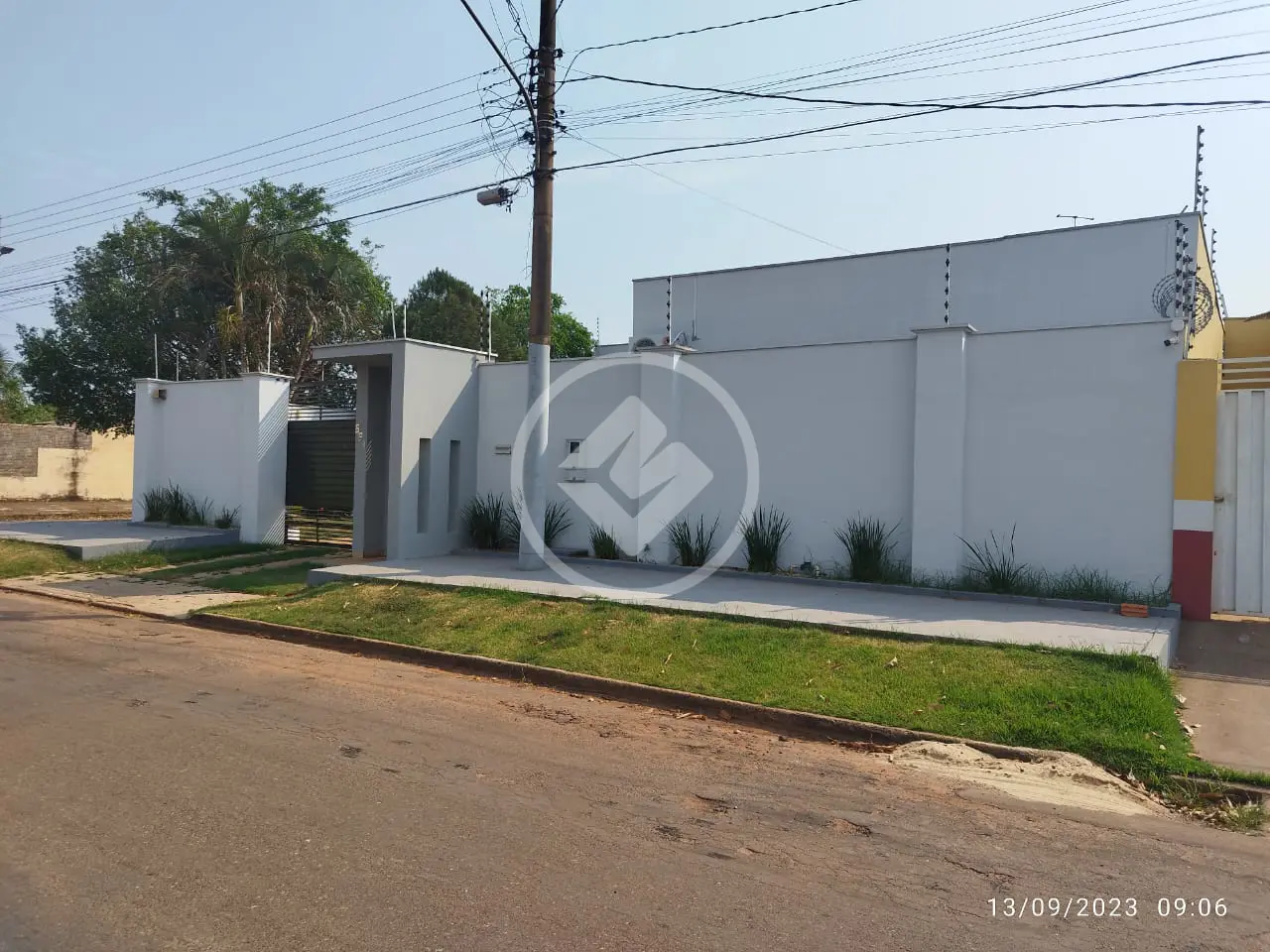 CASA COM SUÍTE, COZINHA EXTERNA, ÁREA DE SERVIÇO, ÁREA NA FRENTE E QUINTAL