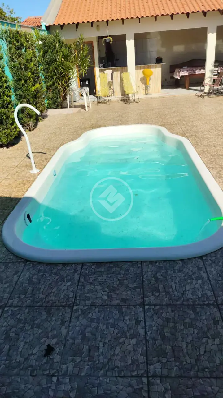 IMÓVEL COM PISCINA