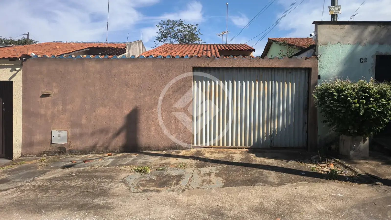 casa em frente a avenida Guyrapiá