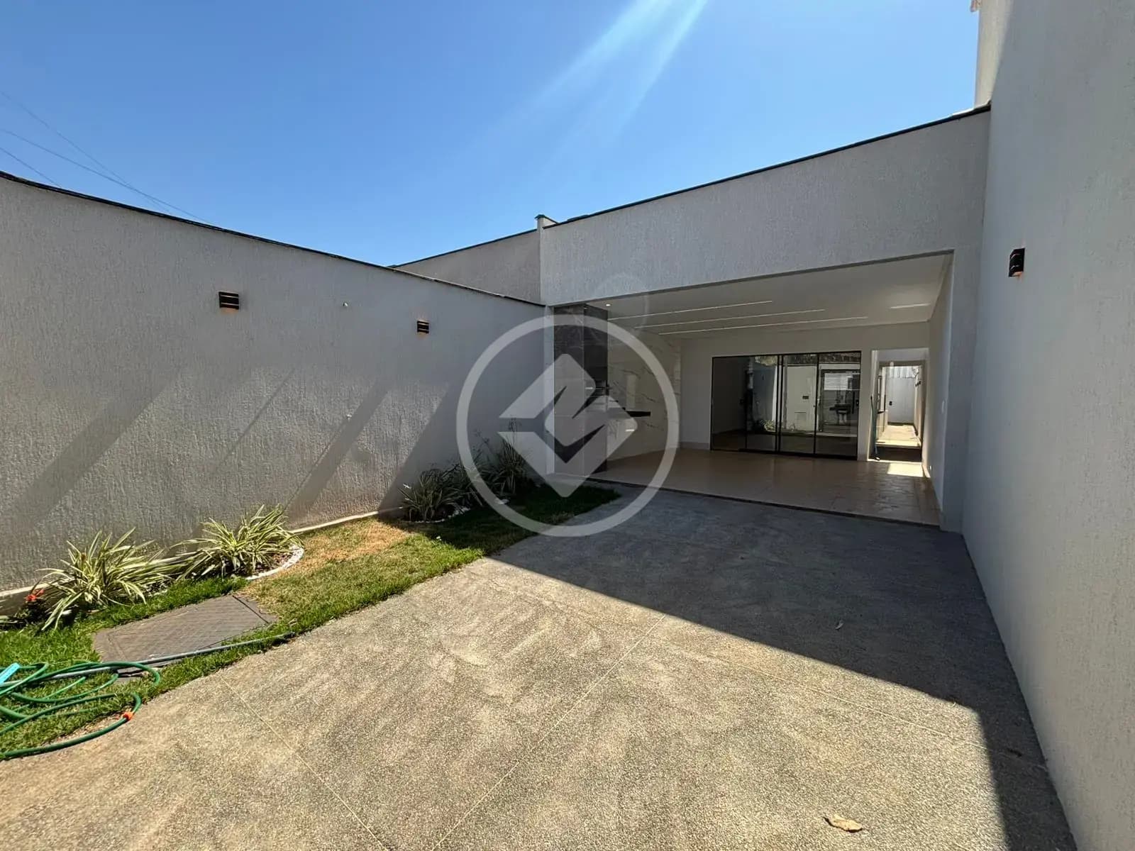 Casa moderna com acabamento de primeira, conforto e segurança no Buriti Sereno