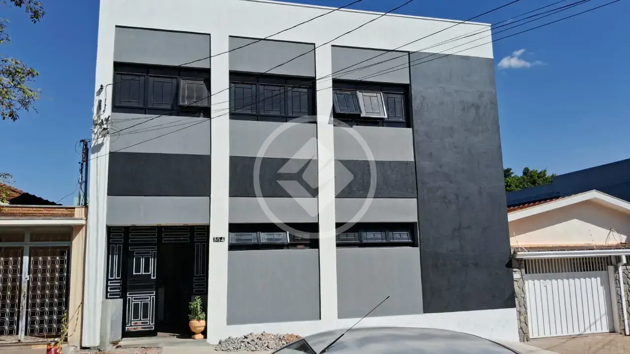 Imóvel Comercial Amplo com 300m², 3 Salas Grandes e Estrutura Completa para Negócio