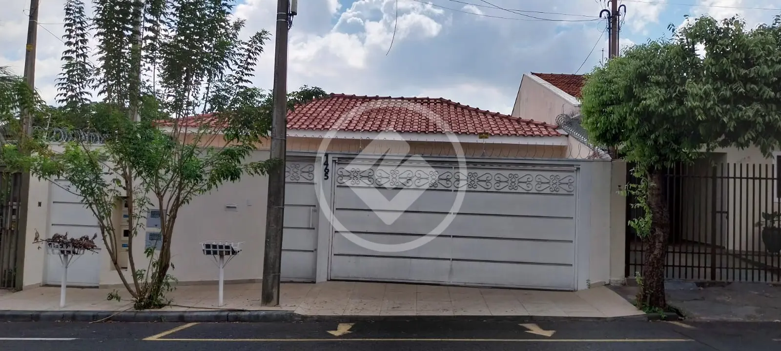 Casa Grande com Edícula a Venda