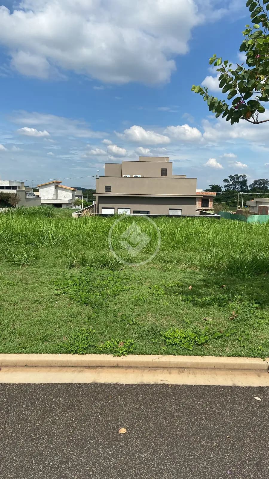 Terreno bem localizado no Condomínio Terras de Alphaville, próximo a portaria.