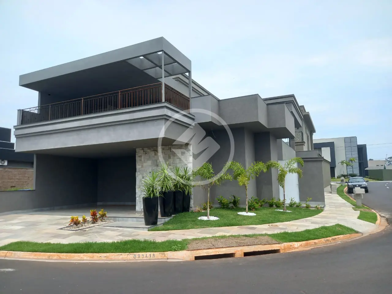 Belíssima casa de esquina assobradada, com acabamento de primeira e excelente espaço interno