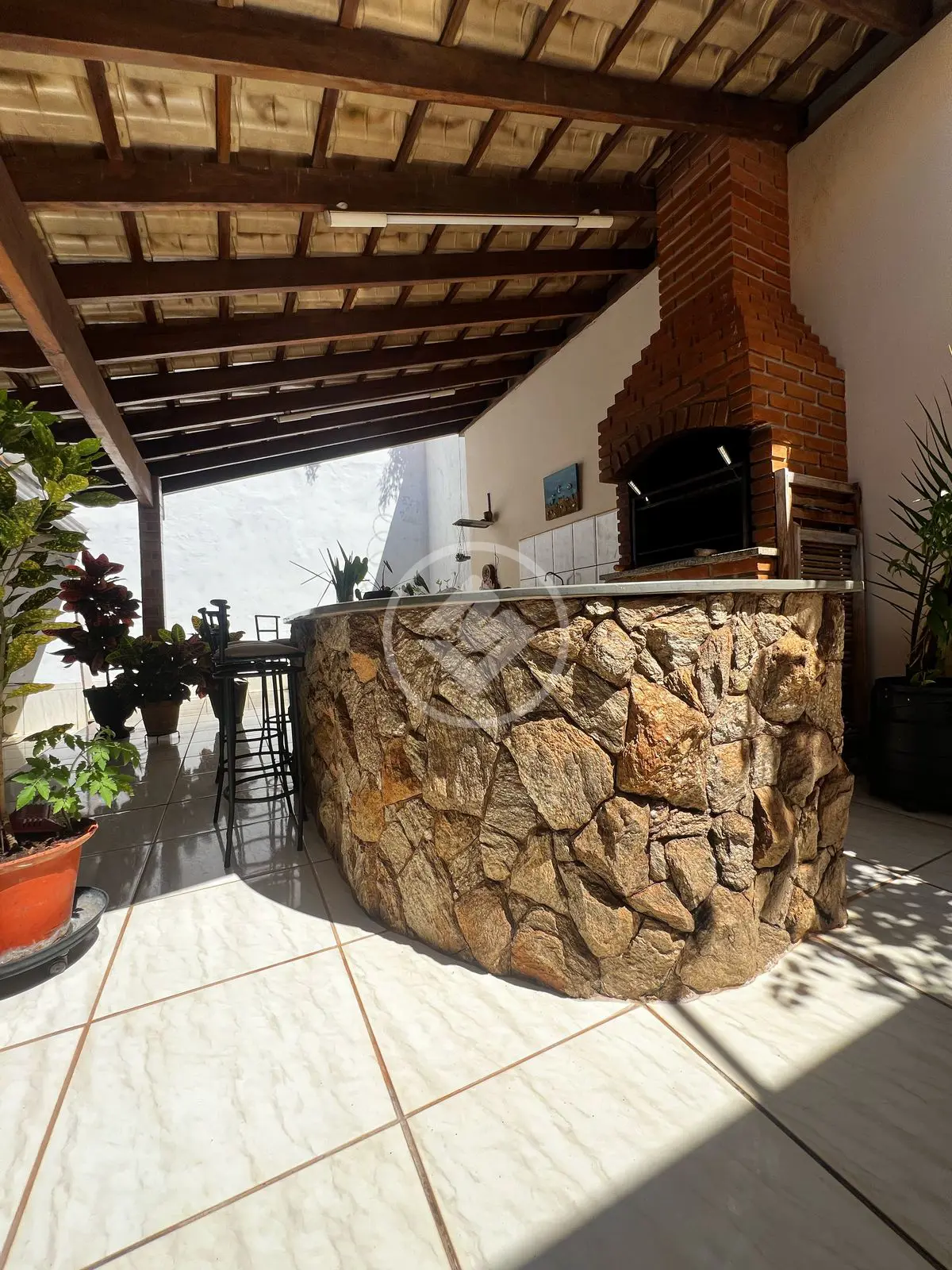 casa espaçosa, térrea e muito arejada