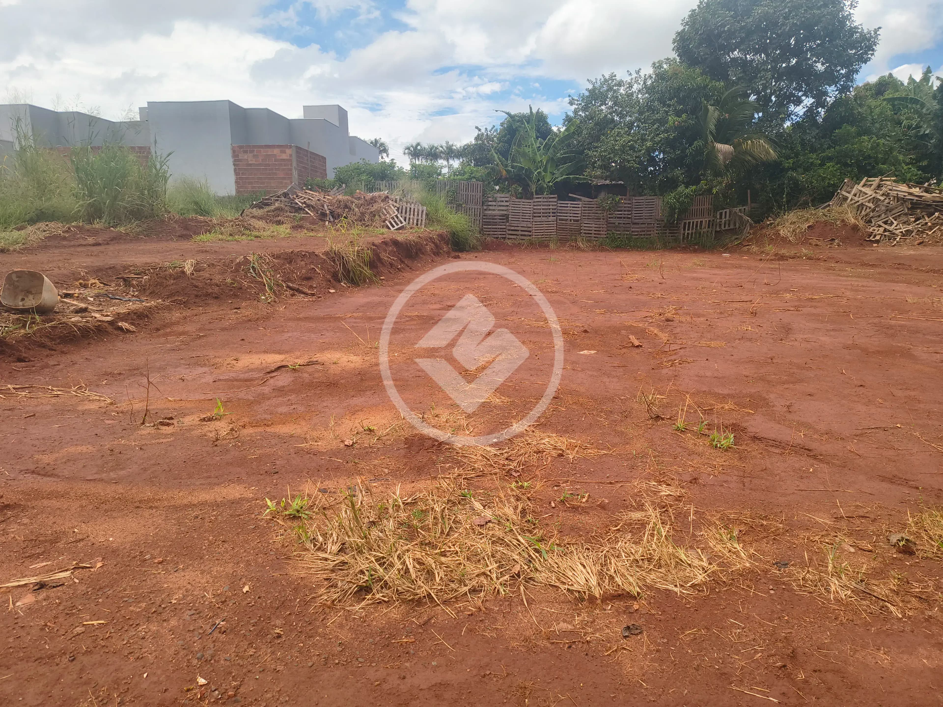 LOTE Á VENDA - JARDIM FLORESTA