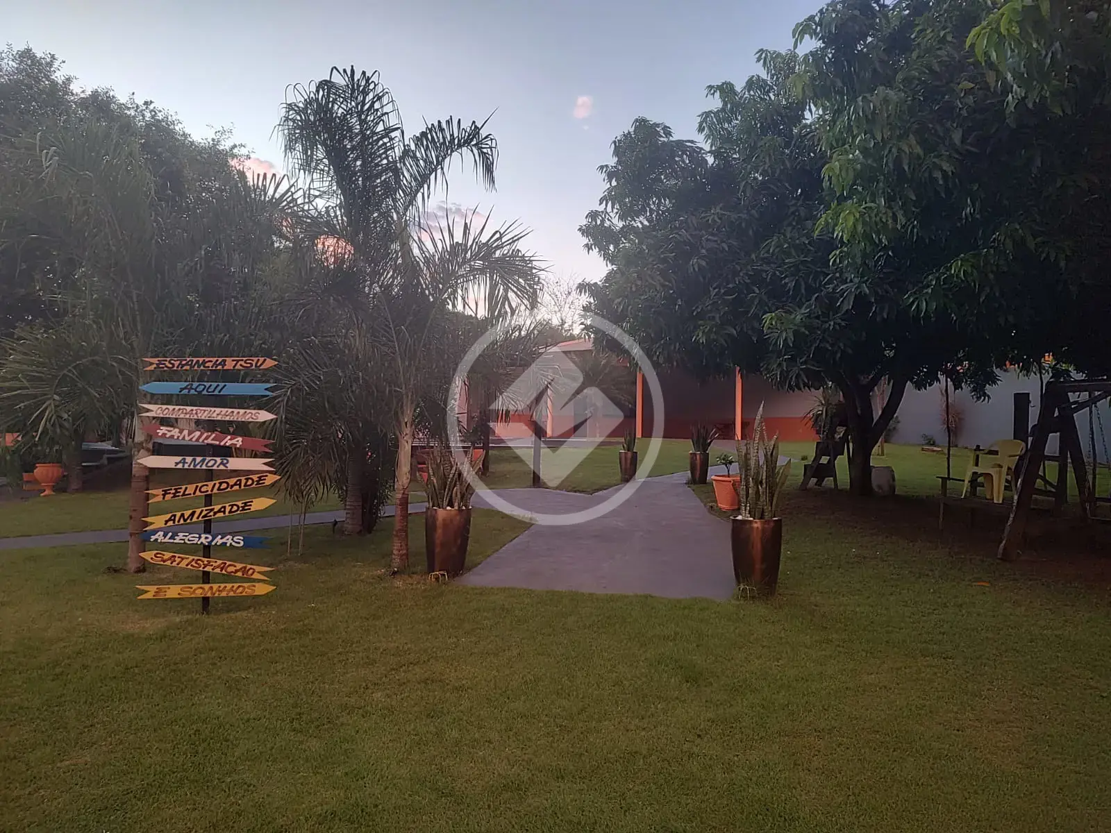 EXCELENTE CHÁCARA A VENDA DENTRO DA CIDADE