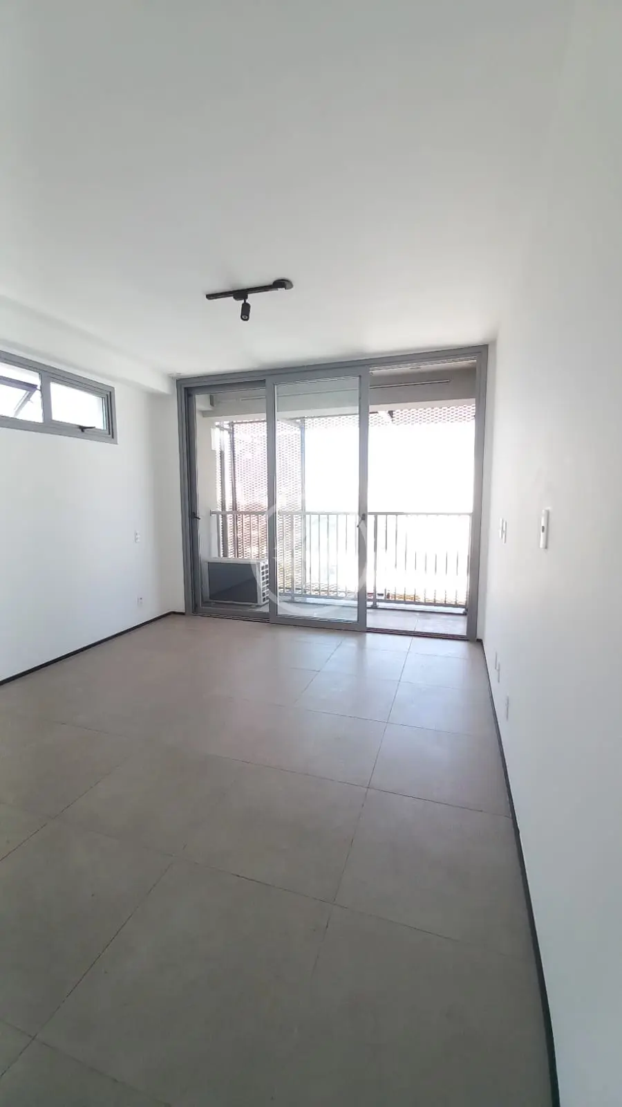 Vendo Studio de 27m2, sem mobília, infraestrutura e ao lado da estação Eucaliptos