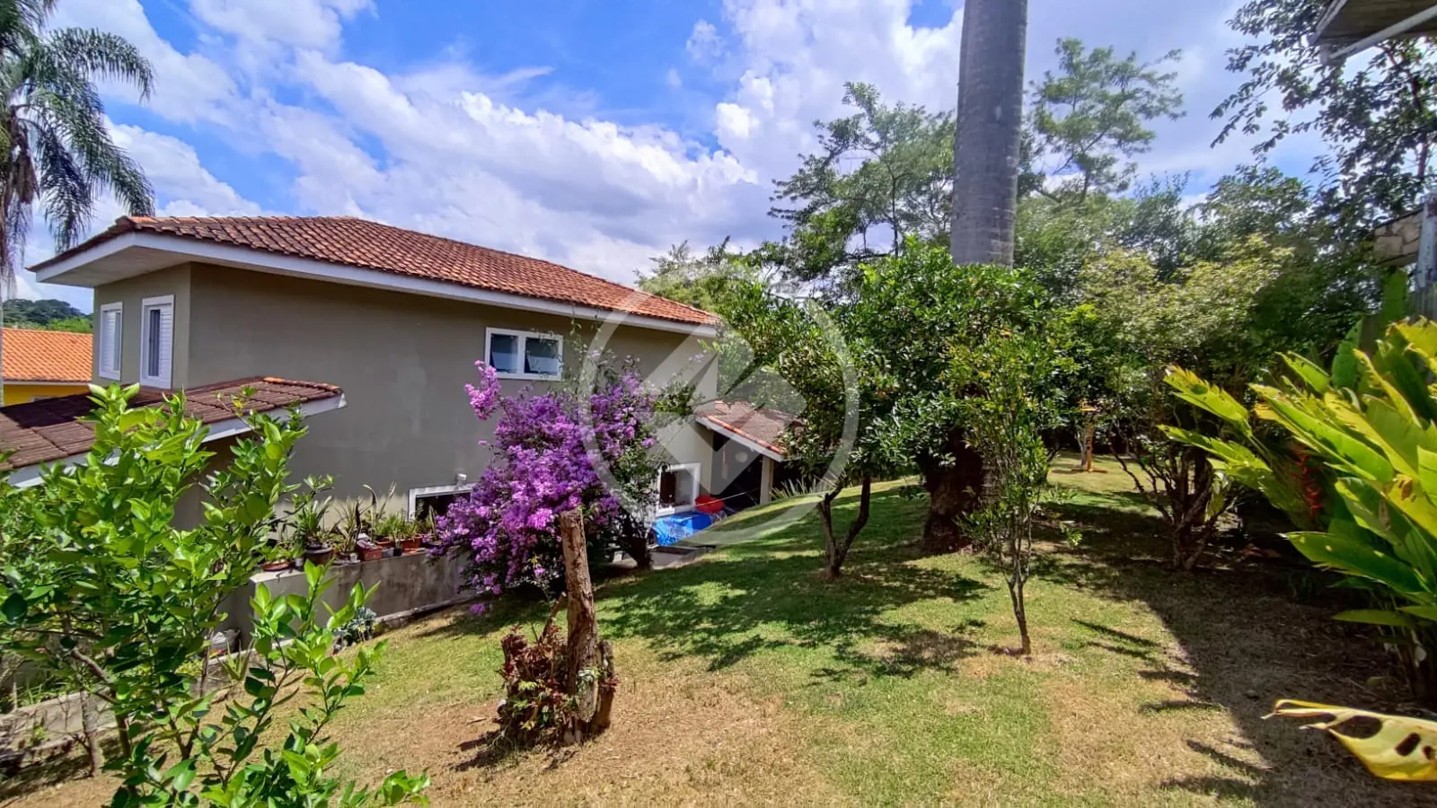 Linda casa com 4 dormitórios em Condominio fechado - Carapicuíba