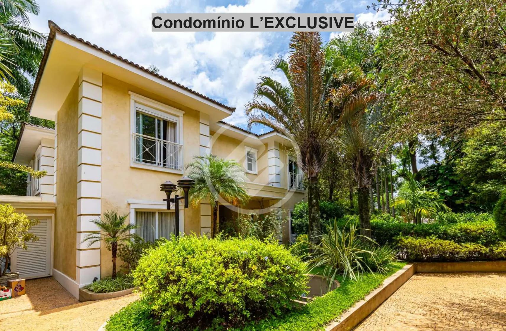 Vendo belíssima casa de condomínio com 4 suítes