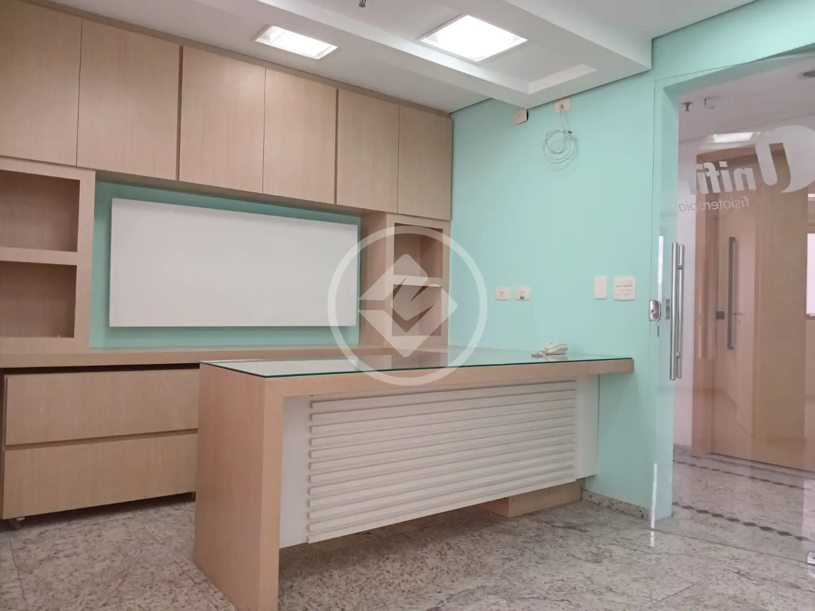 Sala comercial em frente ao hospital Santa Paula com 2 vagas e 2 salas internas - Vila Olimpia