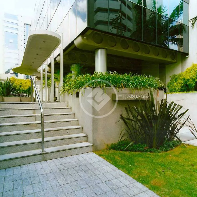 Vendo Sala Comercial com 146m no Brooklin, 3 Vagas de Garagem. Ótima iluminação natural - Amplas janelas com vidros termoacústicos na fachada.